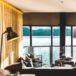 idillic lakeside study view